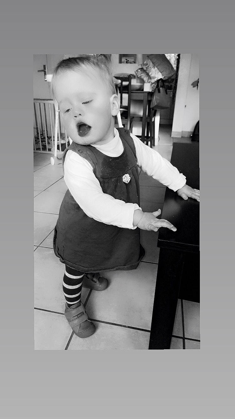 Octavia participe au concours pour gagner de l'argent avec cette photo : baby, baby_toddler_clothing, black, black_and_white, chair, child, elbow, flash_photography, human_leg, knee, leg, monochrome, monochrome_photography, person, sitting, sleeve, sock, stock_photography, style, t_shirt
