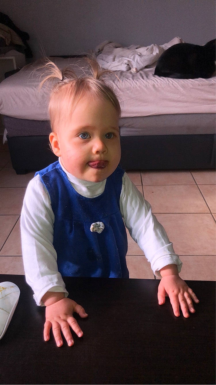 Octavia participe au concours pour gagner de l'argent avec cette photo : baby, baby_toddler_clothing, cheek, child, comfort, floor, flooring, fun, happy, hardwood, head, person, room, sitting, skin, sleeve, smile, t_shirt, thumb, toddler