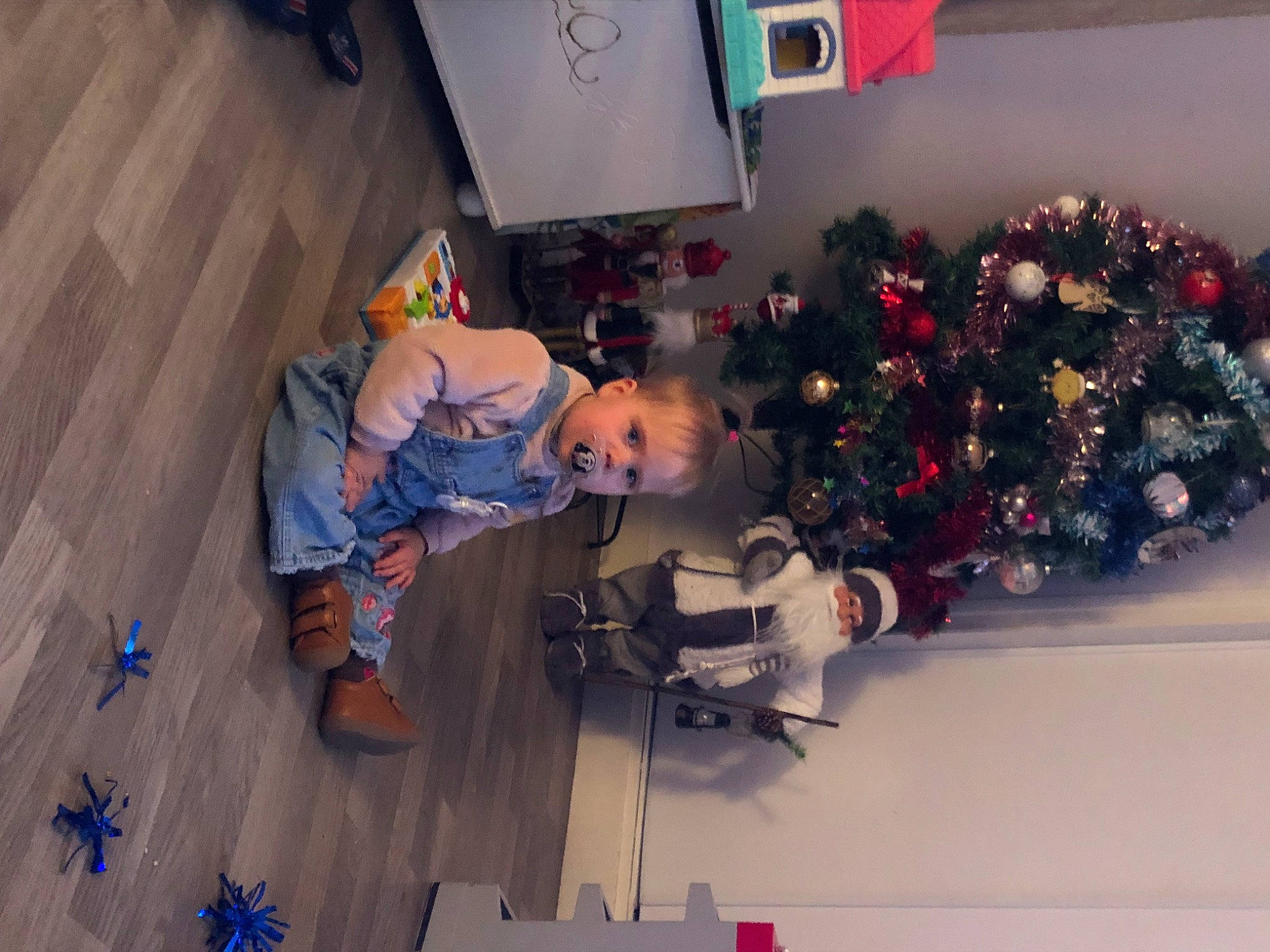 Octavia participe au concours pour gagner de l'argent avec cette photo : carmine, christmas, christmas_decoration, christmas_eve, christmas_ornament, christmas_tree, conifer, event, fir, flooring, fun, holiday, holiday_ornament, interior_design, leisure, ornament, person, room, sitting, tradition