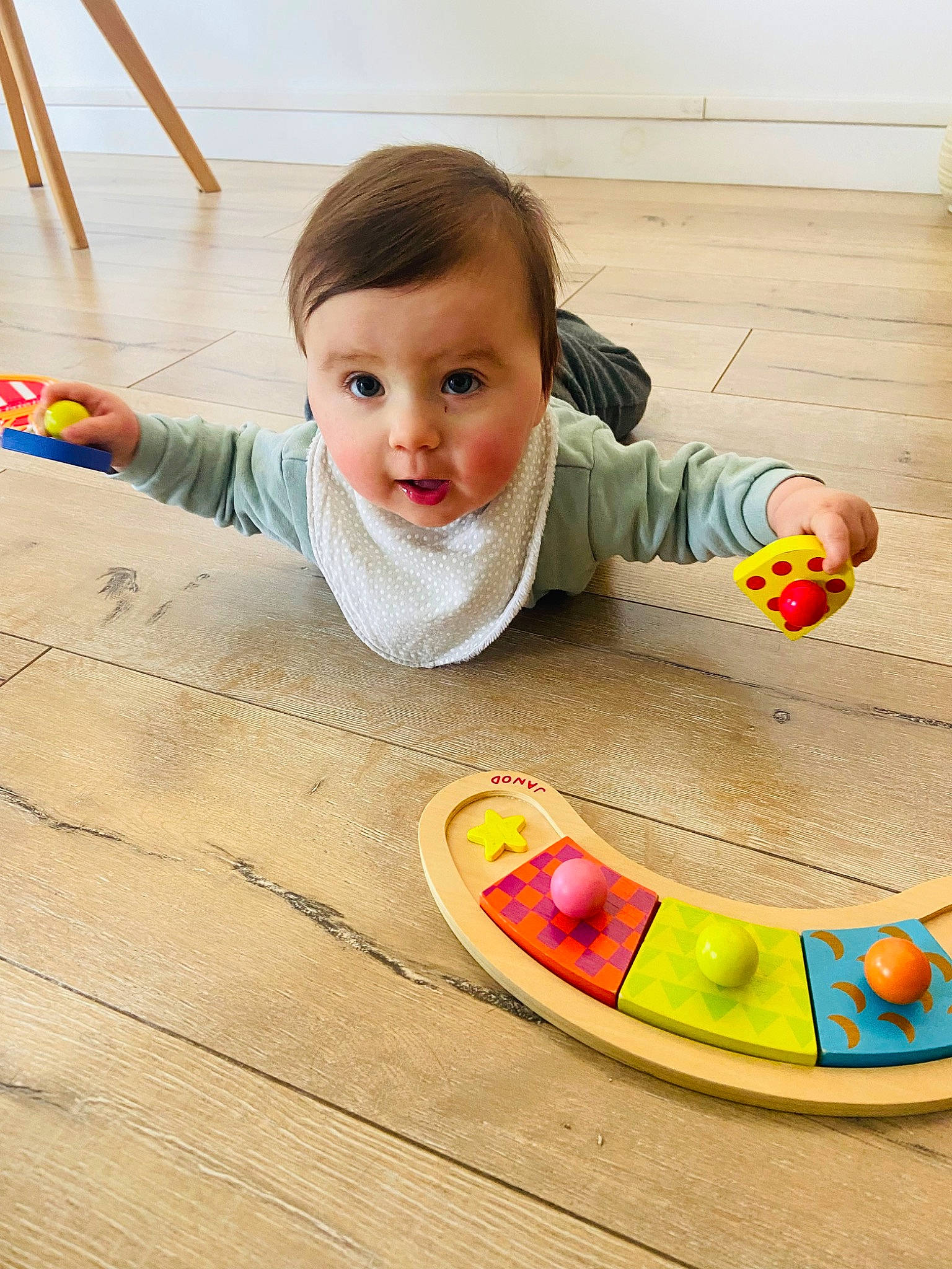 Luce participe au concours pour gagner de l'argent avec cette photo : baby, baby_playing_with_toys, baby_toddler_clothing, beauty, cheek, child, facial_expression, flooring, fun, happy, hardwood, leisure, person, play, product, sitting, skin, surprise, toddler, toy