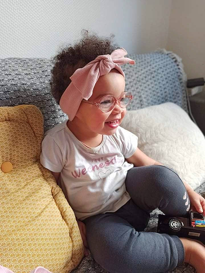 Cassy a rejoint le concours — aidez-le/la à gagner de superbes lots ! comfort, eyewear, face, glasses, goggles, hairstyle, head, headwear, human, knee, leg, mammal, mouth, organ, person, shoulder, skin, smile, sunglasses, textile
