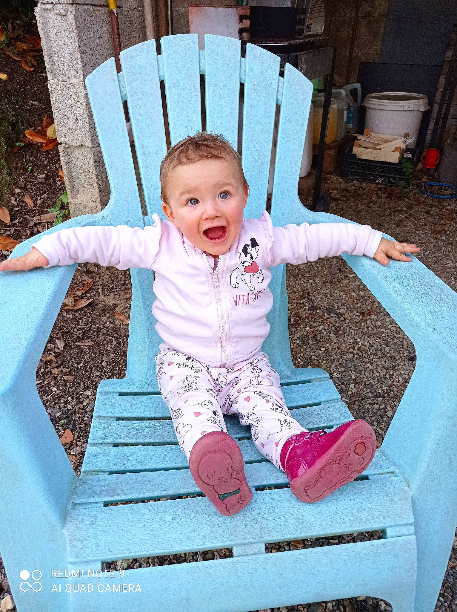 Sinaÿ a rejoint le concours — aidez-le/la à gagner de superbes lots ! baby, baby_toddler_clothing, child, comfort, eye, face, fun, grass, happy, leisure, outdoor_furniture, outerwear, people_in_nature, person, pink, play, sitting, sleeve, smile, surprise