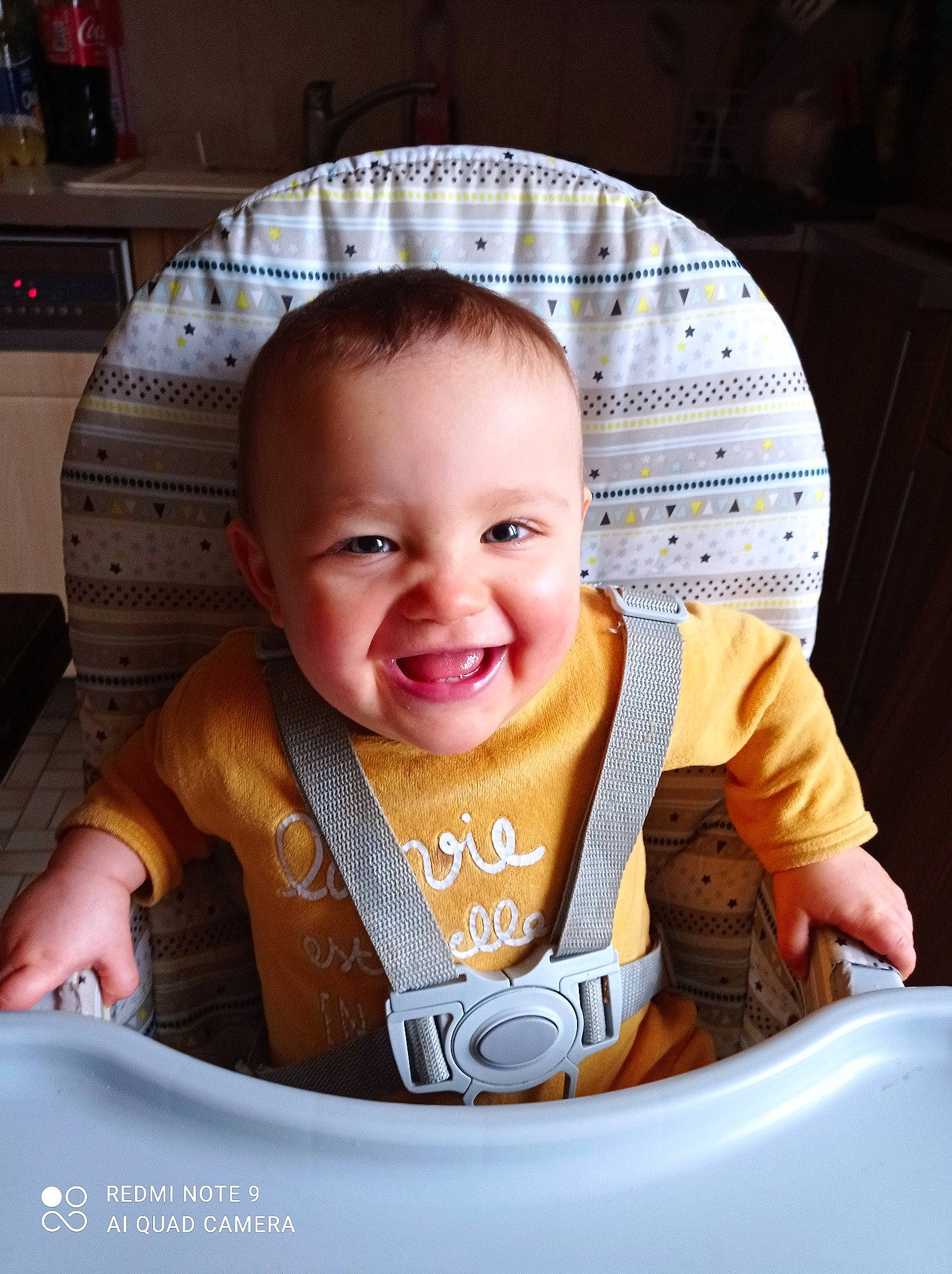 Sinaÿ a rejoint le concours — aidez-le/la à gagner de superbes lots ! baby, baby_carriage, baby_products, baby_toddler_clothing, cheek, chin, comfort, facial_expression, fun, hairstyle, happy, human_body, joy, kitchen_appliance, mouth, nose, person, skin, sleeve, smile