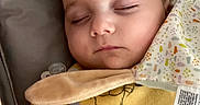 Lyam a rejoint le concours — aidez-le/la à gagner de superbes lots ! baby, bib, blanket, closed_eyes, cozy, cuteness, eyelashes, face, indoors, infant, nap_time, nursery, onesie, pacifier, peaceful, pillow, portrait, skin, sleeping, soft_fabric