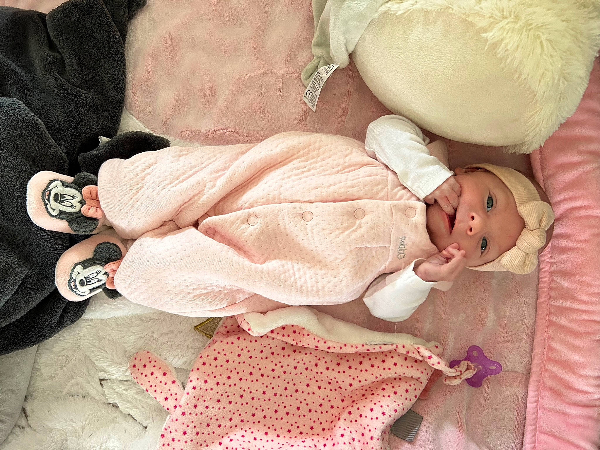 Aria participe au concours pour gagner de l'argent avec cette photo : arm, baby, baby_products, baby_sleeping, baby_toddler_clothing, bedding, child, comfort, fashion_accessory, headwear, human_body, linens, pattern, peach, person, pink, room, skin, sleep, sleeve