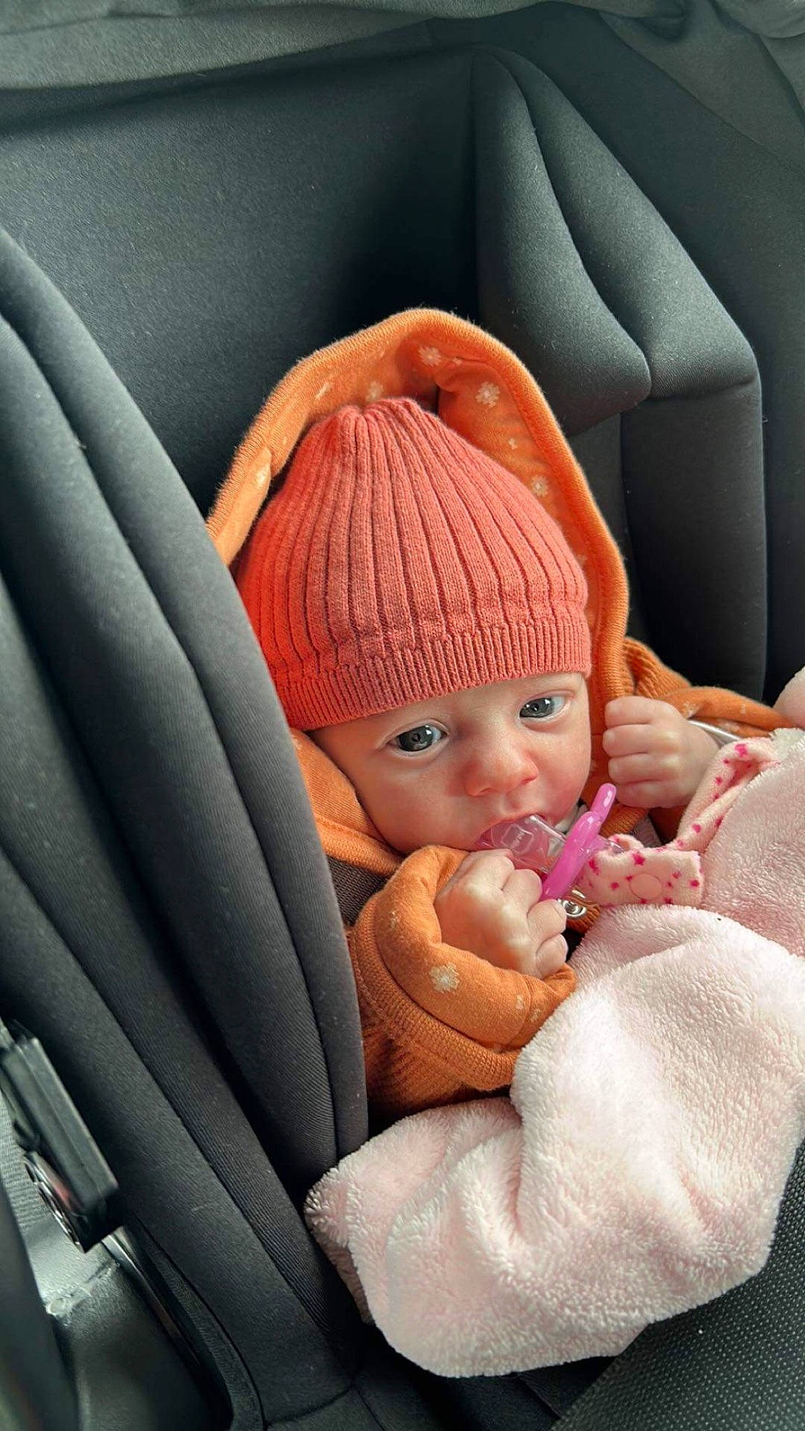 Aria participe au concours pour gagner de l'argent avec cette photo : auto_part, baby, baby_carriage, baby_products, baby_sleeping, cap, car, car_seat, car_seat_cover, comfort, eye, gesture, hat, head_restraint, headwear, human_body, linens, person, seat_belt, thumb