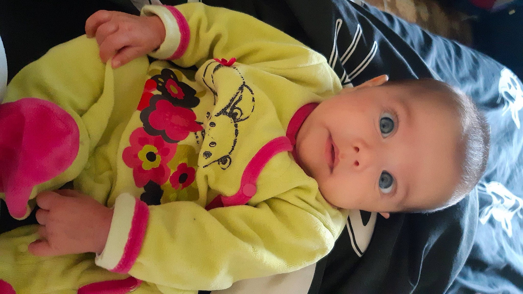 Thalya a rejoint le concours — aidez-le/la à gagner de superbes lots ! baby, baby_products, baby_toddler_clothing, cheek, child, eyelash, facial_expression, hand, happy, human_body, mammal, nose, person, product, room, skin, sleeve, textile, toddler, toy