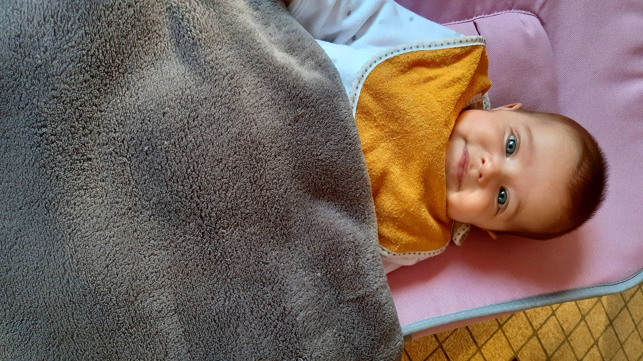 Thalya a rejoint le concours — aidez-le/la à gagner de superbes lots ! baby, baby_toddler_clothing, child, comfort, eye, face, flooring, fur, happy, hat, linens, nose, person, polar_fleece, skin, sleeve, smile, textile, toddler, wood