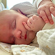 Alba participe au concours pour gagner de l'argent avec cette photo : baby, sleeping, infant, hand, face, blanket, soft, cozy, peaceful, closeup, newborn, cute, skin, bed, rest, comfort, indoors, calm, portrait, child