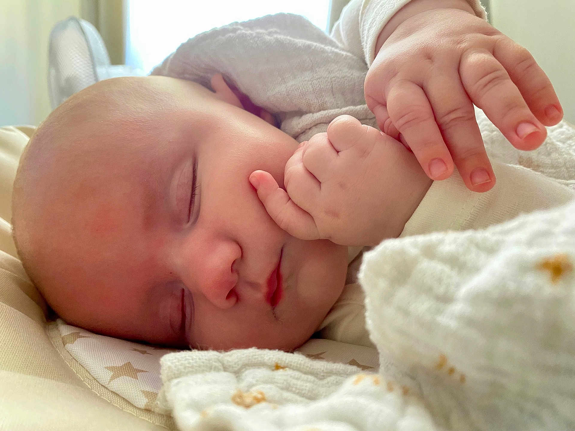 Alba participe au concours pour gagner de l'argent avec cette photo : baby, sleeping, infant, hand, face, blanket, soft, cozy, peaceful, closeup, newborn, cute, skin, bed, rest, comfort, indoors, calm, portrait, child