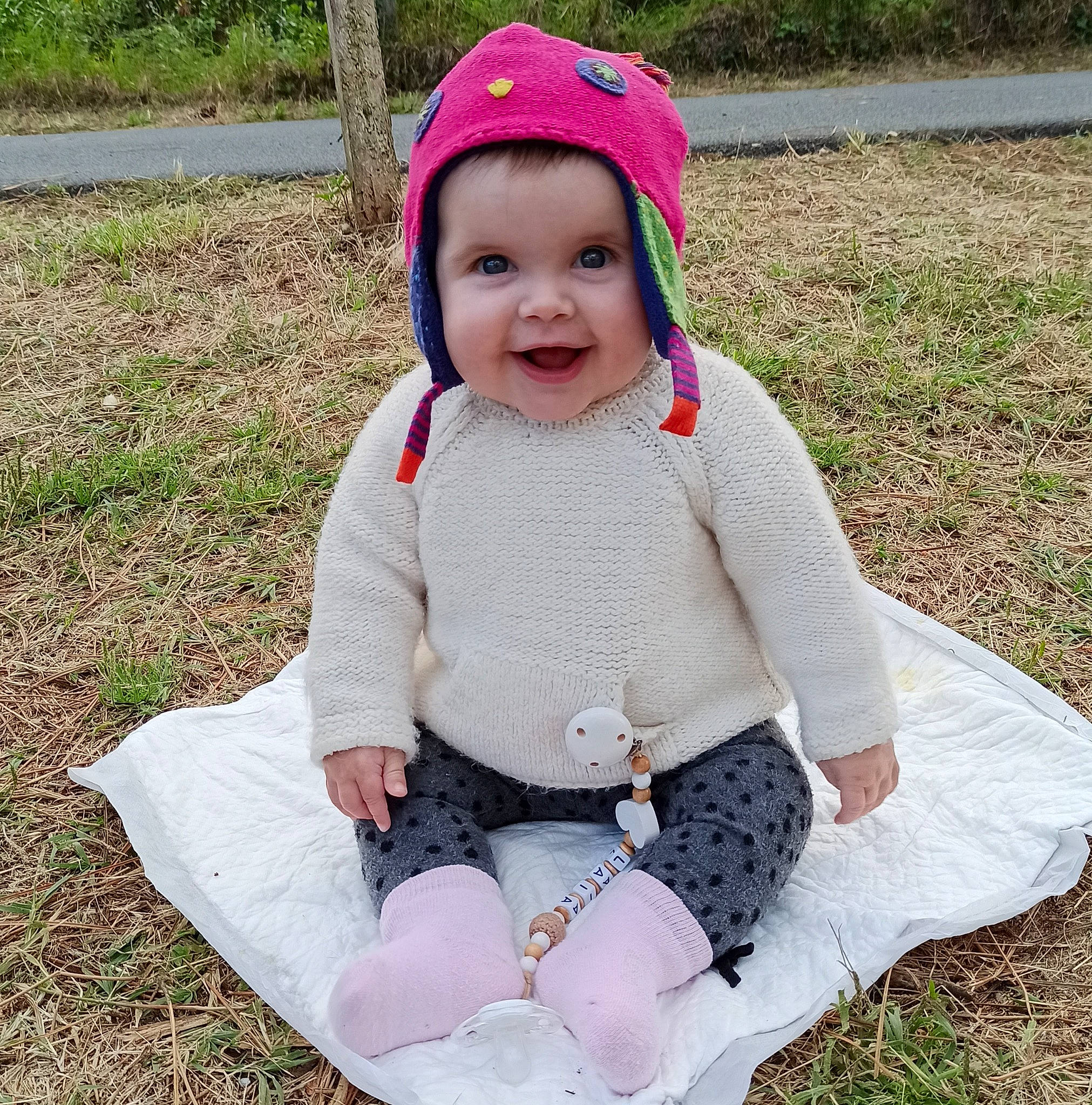 Laia a rejoint le concours — aidez-le/la à gagner de superbes lots ! baby, baby_toddler_clothing, beauty, child, clothing, design, face, footwear, grass, head, headgear, headwear, joy, outerwear, people, person, pink, play, product, sitting