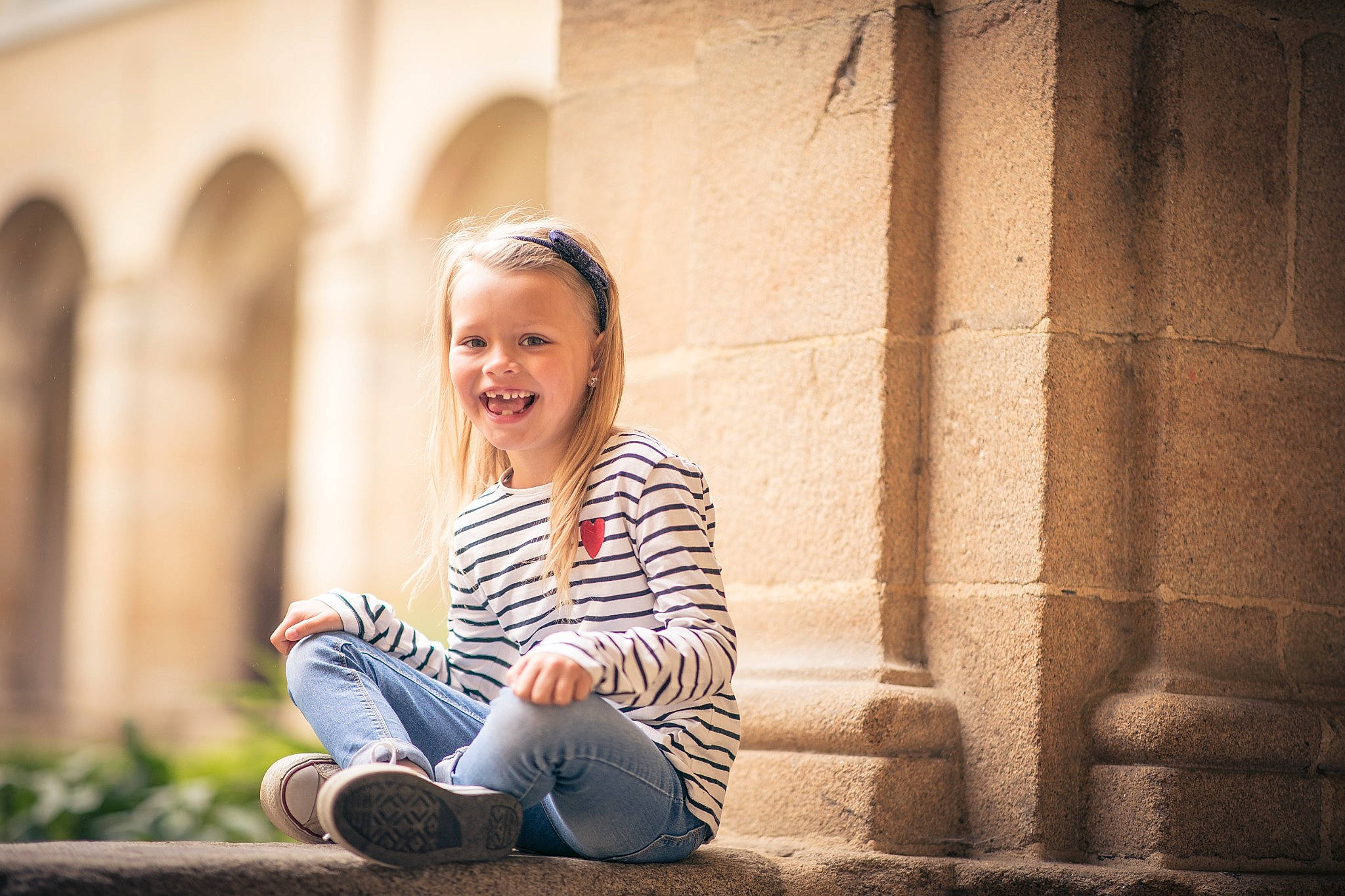 Léyna participe au concours pour gagner de l'argent avec cette photo : blond, child, eyewear, flash_photography, fun, grass, happy, human_leg, joy, laugh, leisure, people_in_nature, person, portrait_photography, road, sitting, smile, standing, street, sunlight
