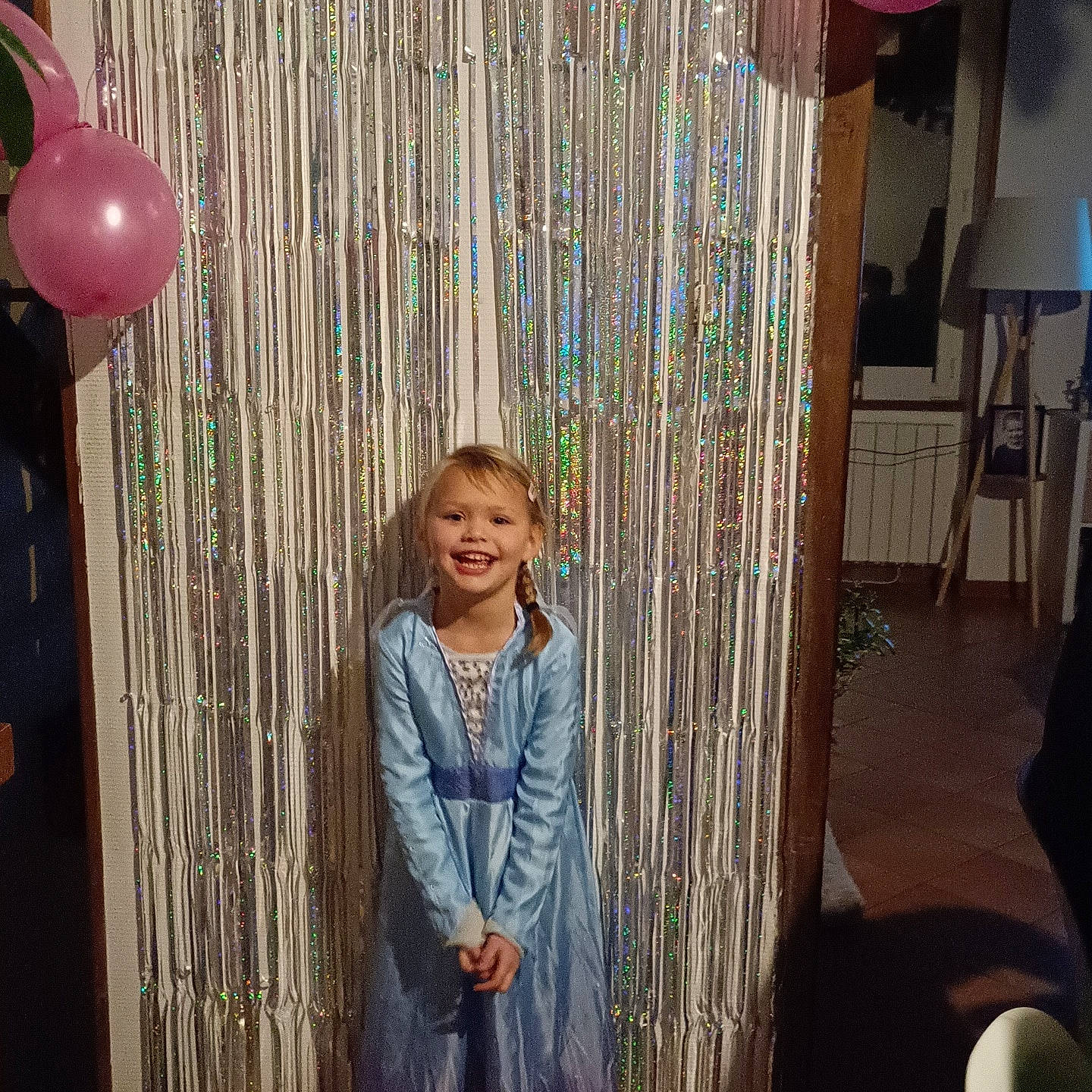 Léyna participe au concours pour gagner de l'argent avec cette photo : balloon, beauty, chair, child, curtain, door, electric_blue, event, fashion, fun, happy, joy, leisure, party_supply, pattern, person, smile, standing, textile, toddler