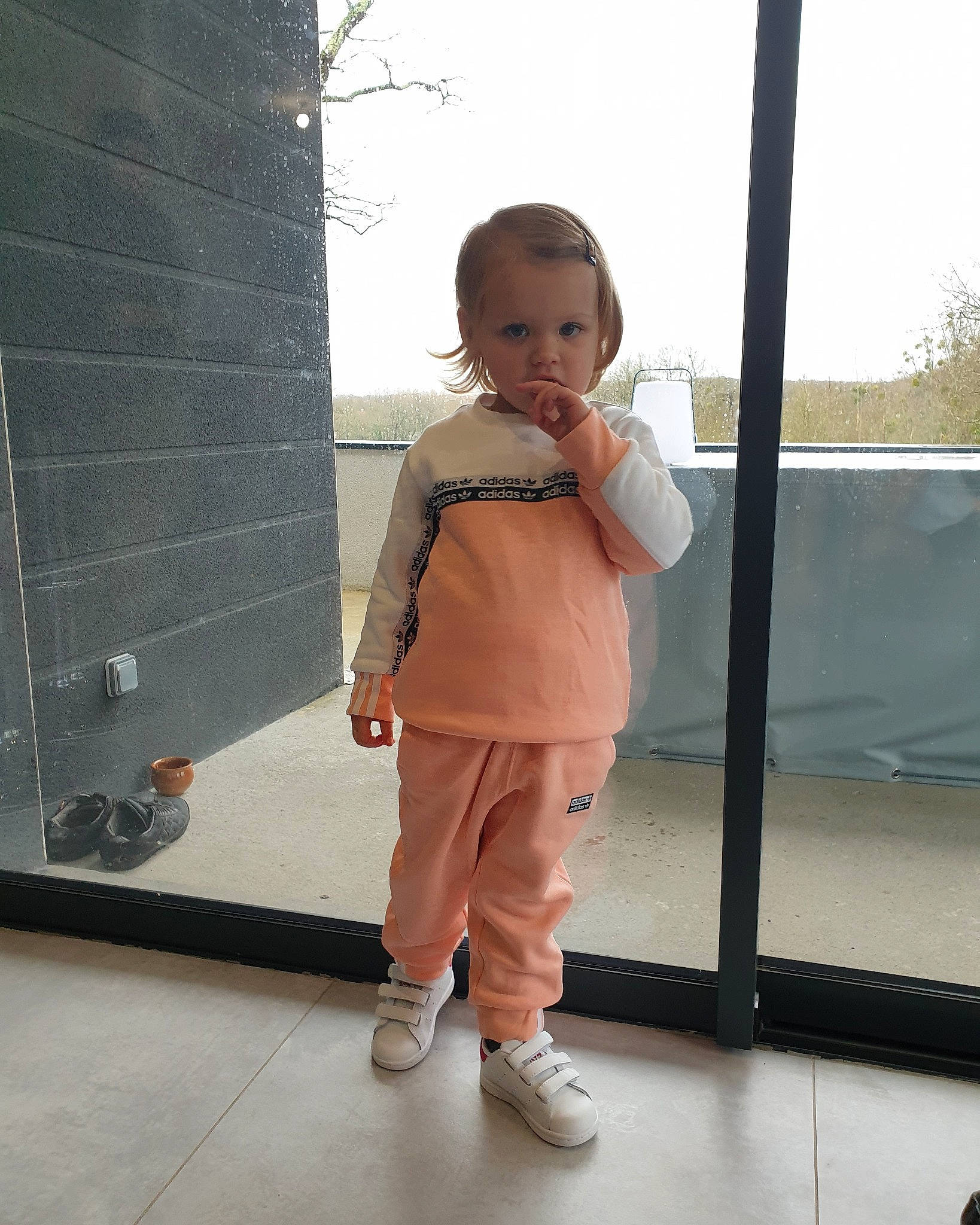 Léyna participe au concours pour gagner de l'argent avec cette photo : child, person, shoe, standing, toddler