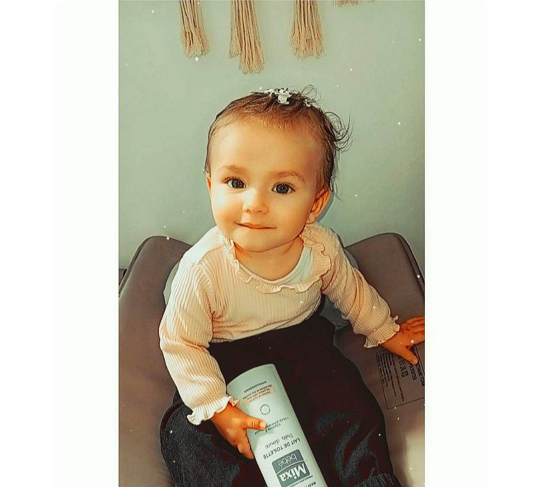 Layanah a rejoint le concours — aidez-le/la à gagner de superbes lots ! baby, baby_products, baby_toddler_clothing, cheek, child, comfort, elbow, eyelash, gadget, happy, joy, person, portrait_photography, sitting, sleeve, smile, t_shirt, toddler