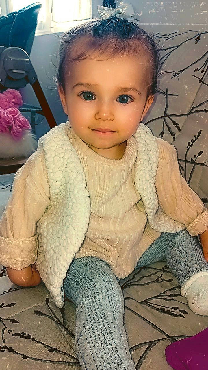 Layanah a rejoint le concours — aidez-le/la à gagner de superbes lots ! baby, baby_toddler_clothing, cheek, child, eye, eyelash, facial_expression, hair, hairstyle, happy, head, iris, lip, nose, pattern, person, sitting, skin, sleeve, toddler