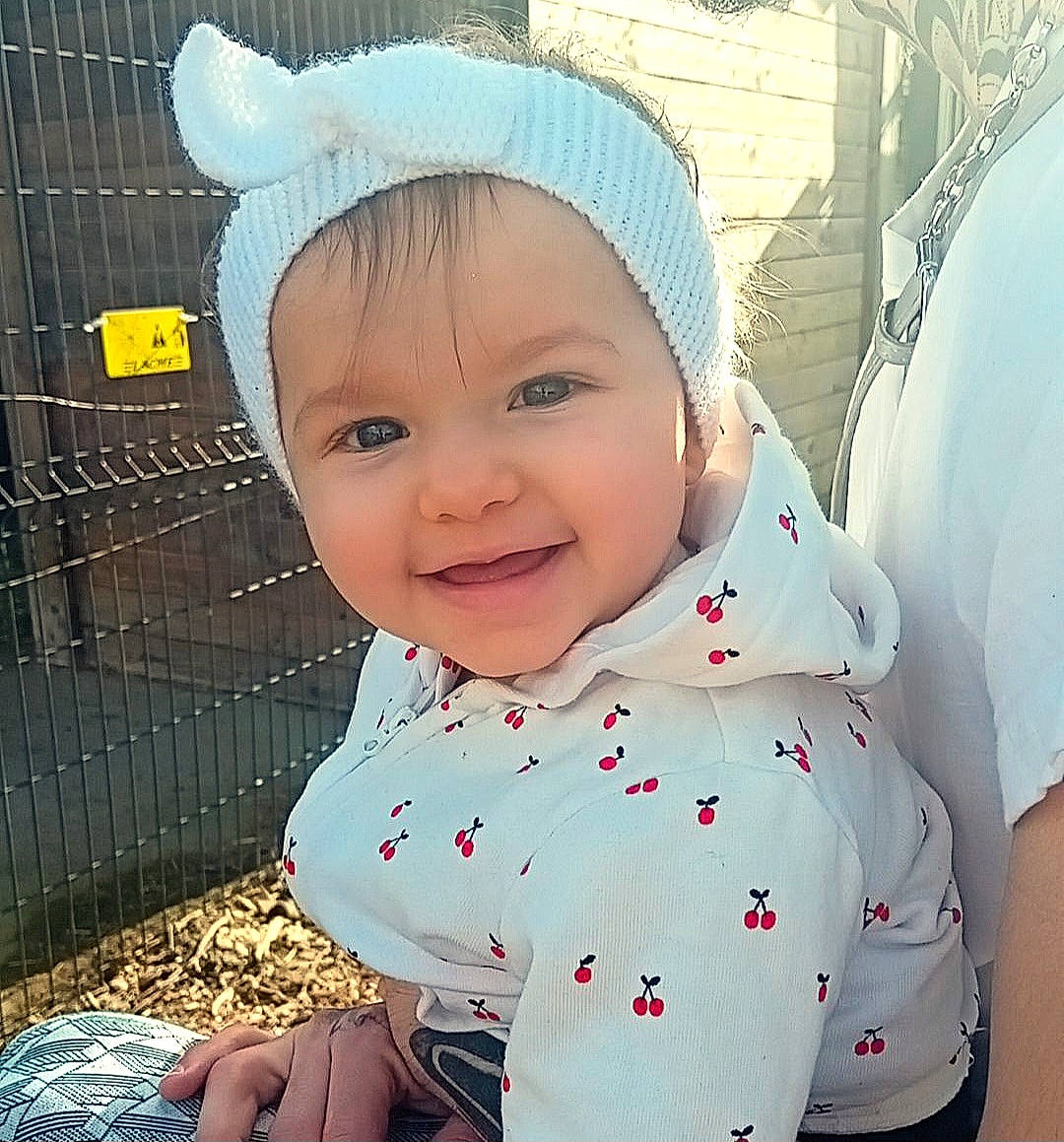 Layanah participe au concours pour gagner de l'argent avec cette photo : baby, baby_laughing, baby_toddler_clothing, cap, child, costume_hat, face, fashion_accessory, fun, grass, happy, head, headwear, human_body, joy, mesh, people_in_nature, person, pink, sleeve