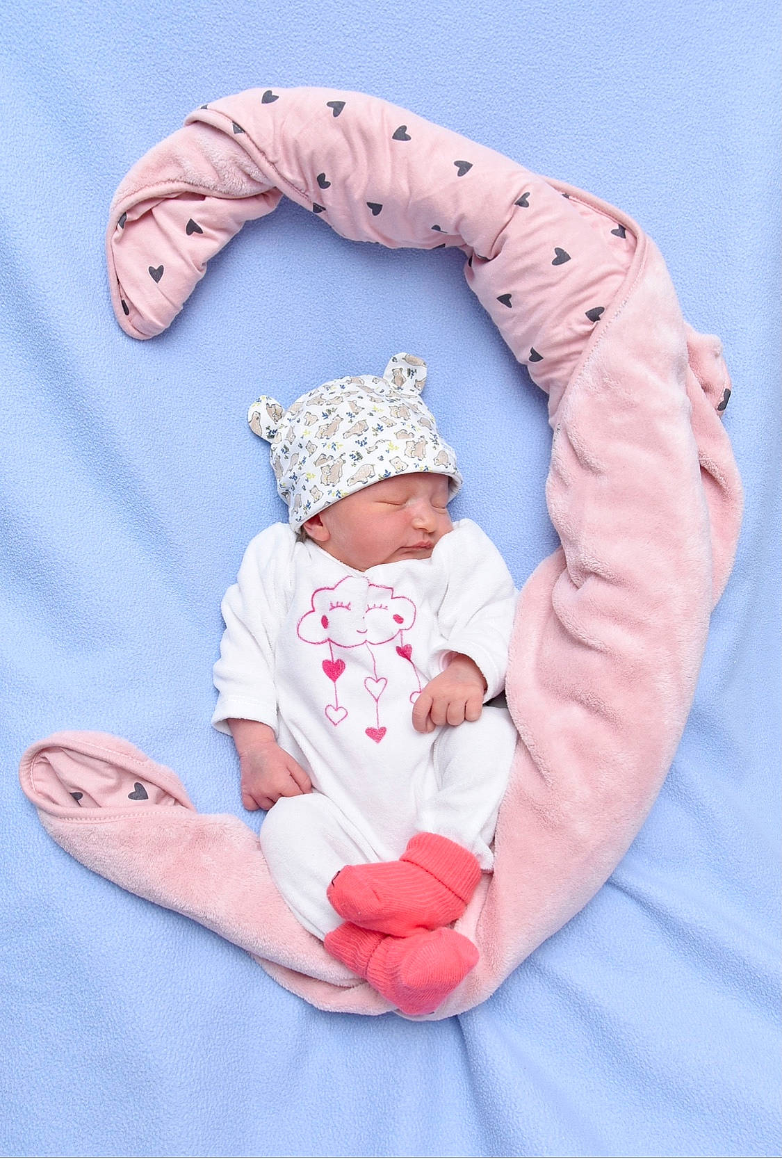 Ariana a rejoint le concours — aidez-le/la à gagner de superbes lots ! baby, baby_sleeping, baby_toddler_clothing, cap, comfort, face, finger, font, gesture, hand, happy, headgear, headwear, human_body, linens, pattern, person, pink, skin, sleeve