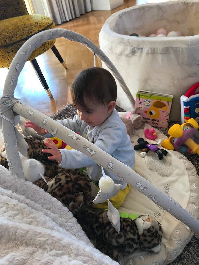 Liora participe au concours pour gagner de l'argent avec cette photo : baby, child, city, comfort, fun, leisure, person, plastic, play, product, shirt, sitting, soil, steering_wheel, t_shirt, toddler, toy