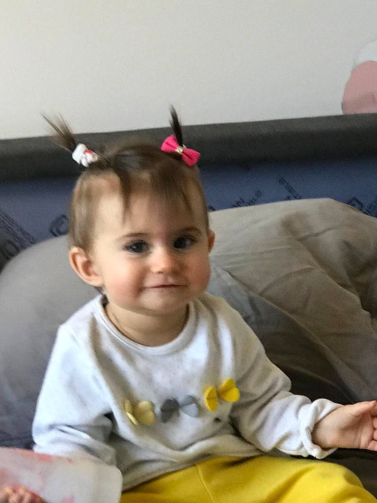 Liora participe au concours pour gagner de l'argent avec cette photo : baby, baby_toddler_clothing, cheek, child, comfort, couch, ear, face, facial_expression, fun, happy, head, headband, human_body, iris, joy, person, sitting, skin, sleeve