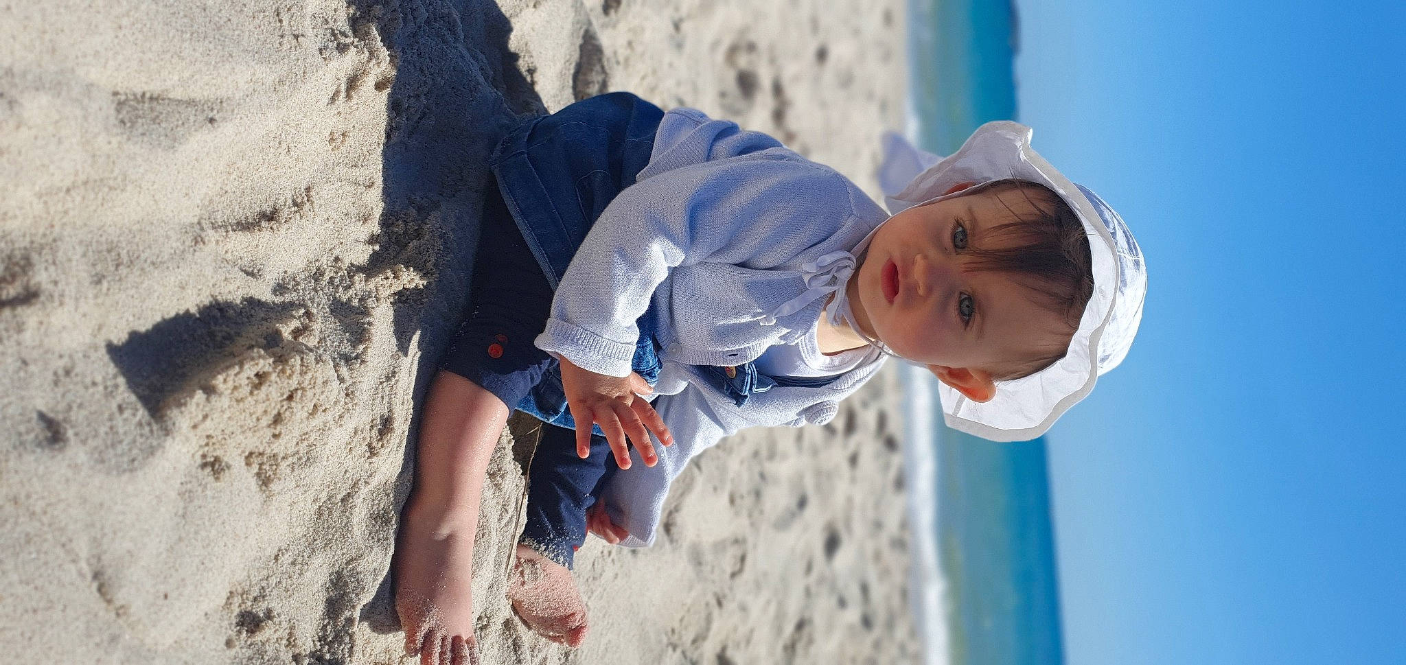 Liora a rejoint le concours — aidez-le/la à gagner de superbes lots ! azure, beach, body_of_water, child, coast, electric_blue, freezing, fun, gesture, happy, leisure, ocean, people_in_nature, person, recreation, sand, shore, sky, toddler, water