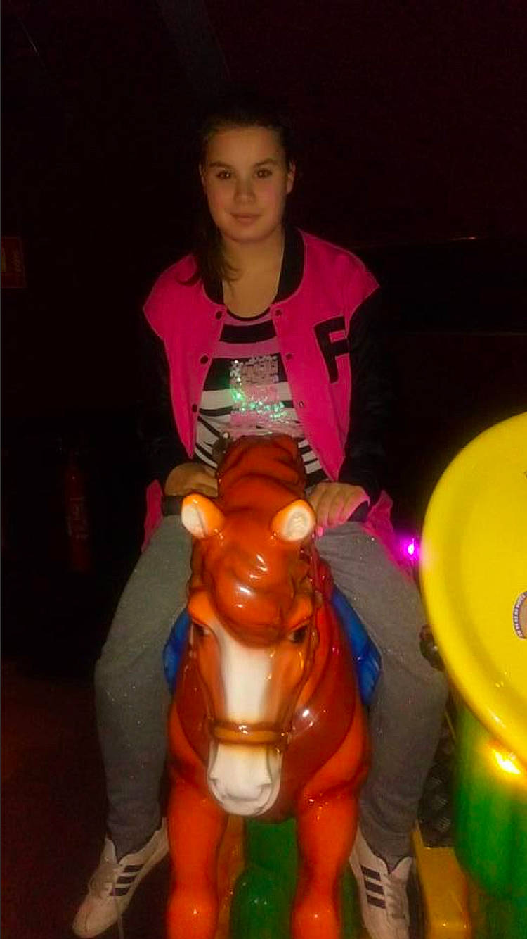 Betty participe au concours pour gagner de l'argent avec cette photo : amusement_ride, bridle, event, fawn, fun, hair, horse, horse_supplies, horse_tack, joy, liver, magenta, mane, nonbuilding_structure, party_supply, person, pink, recreation, thigh, toddler