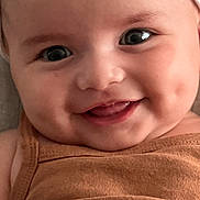 Abygaëlle participe au concours pour gagner de l'argent avec cette photo : baby, face, smile, headband, dimples, tank_top, eyes, close_up, cheeky, infant, cute, skin, person, portrait, child, happy, headwear, baby_clothes, expression, indoors