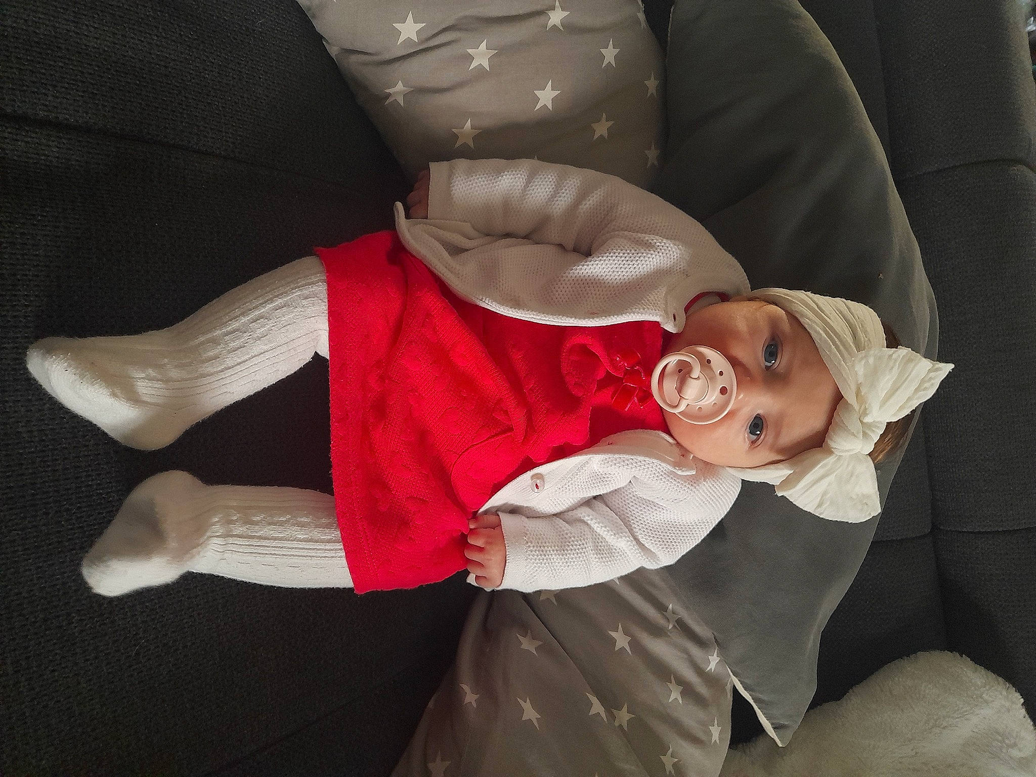 Ines participe au concours pour gagner de l'argent avec cette photo : baby, baby_products, car_seat, carmine, child, comfort, eyewear, finger, gesture, hand, headgear, headwear, human_body, human_leg, lap, leg, person, sitting, sleeve, sunglasses