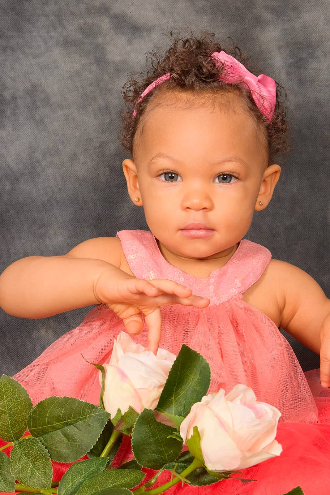 Mélodie participe au concours pour gagner de l'argent avec cette photo : baby_toddler_clothing, cheek, child, child_model, ear, flowering_plant, forehead, garden_roses, hair_accessory, hybrid_tea_rose, lip, mouth, peach, person, petal, pink, rose, rose_family, rose_order, skin