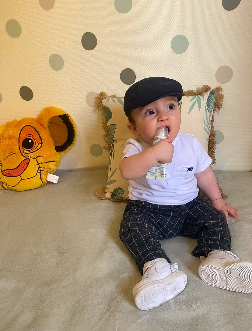 Kenan a rejoint le concours — aidez-le/la à gagner de superbes lots ! baby, baby_toddler_clothing, child, flooring, font, fun, happy, hat, headgear, headwear, mammal, pattern, people, person, play, room, sitting, sleeve, sock, t_shirt