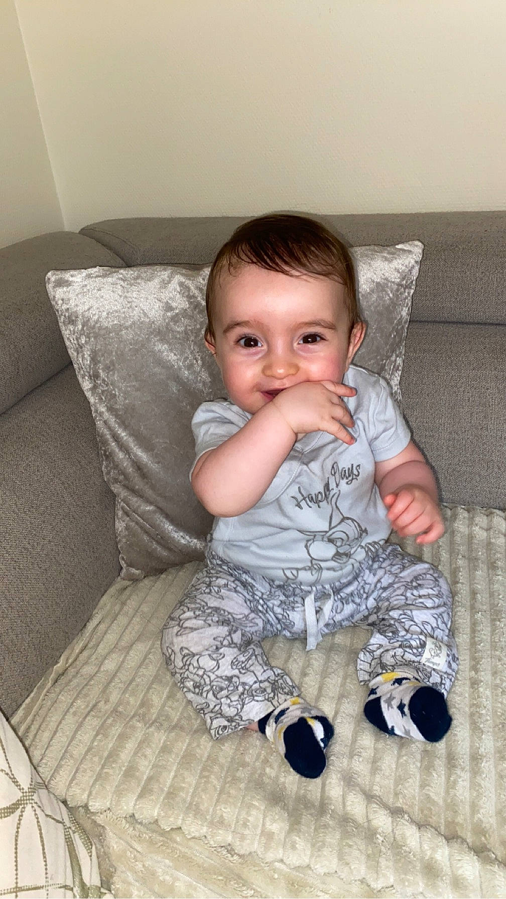 Kenan participe au concours pour gagner de l'argent avec cette photo : baby, baby_toddler_clothing, cheek, child, comfort, couch, flash_photography, flooring, iris, linens, pattern, person, room, sitting, skin, sleeve, sock, studio_couch, throw_pillow, toddler