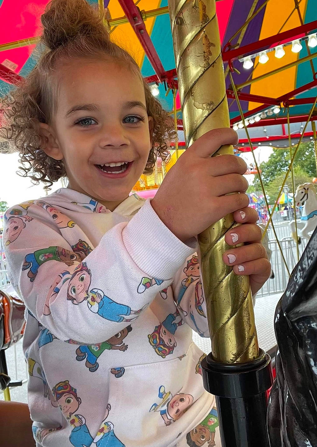 Kambrie is registered to the contest to win money with this photo: amusement_park, amusement_ride, child, city, event, festival, fun, happy, jewellery, joy, leisure, organ, outdoor_play_equipment, person, playground, pole, recreation, smile, swing, t_shirt