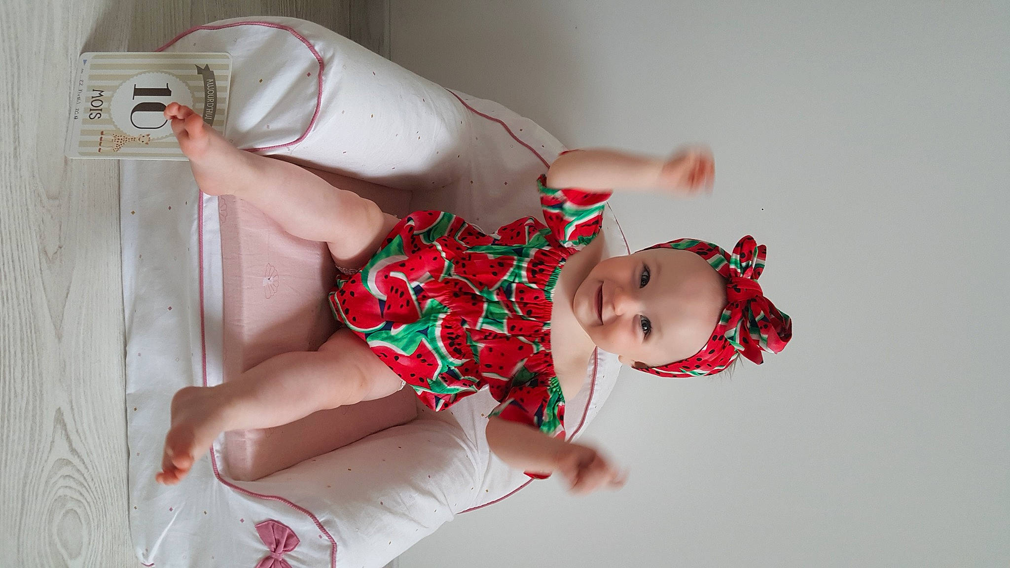 Léa participe au concours pour gagner de l'argent avec cette photo : arm, baby, baby_toddler_clothing, chest, dress, elbow, finger, hand, happy, human_leg, joint, joy, knee, leg, mouth, person, skin, stomach, textile, thigh