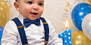 Abel participe au concours pour gagner de l'argent avec cette photo : baby, toddler, child, first_birthday, birthday_cake, candle, party_hat, bow_tie, suspenders, balloons, confetti, celebration, smile, portrait, blue_theme, polka_dot, icing, hand, festive, dessert