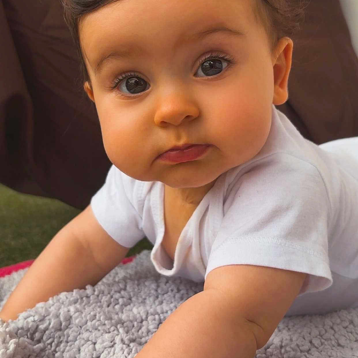 Tyana a rejoint le concours — aidez-le/la à gagner de superbes lots ! baby, child, chubby_cheeks, closeup, crawling, curious, cute, expression, eyes, face, hands, indoors, infant, person, portrait, skin, soft_blanket, toddler, white_shirt, young_child