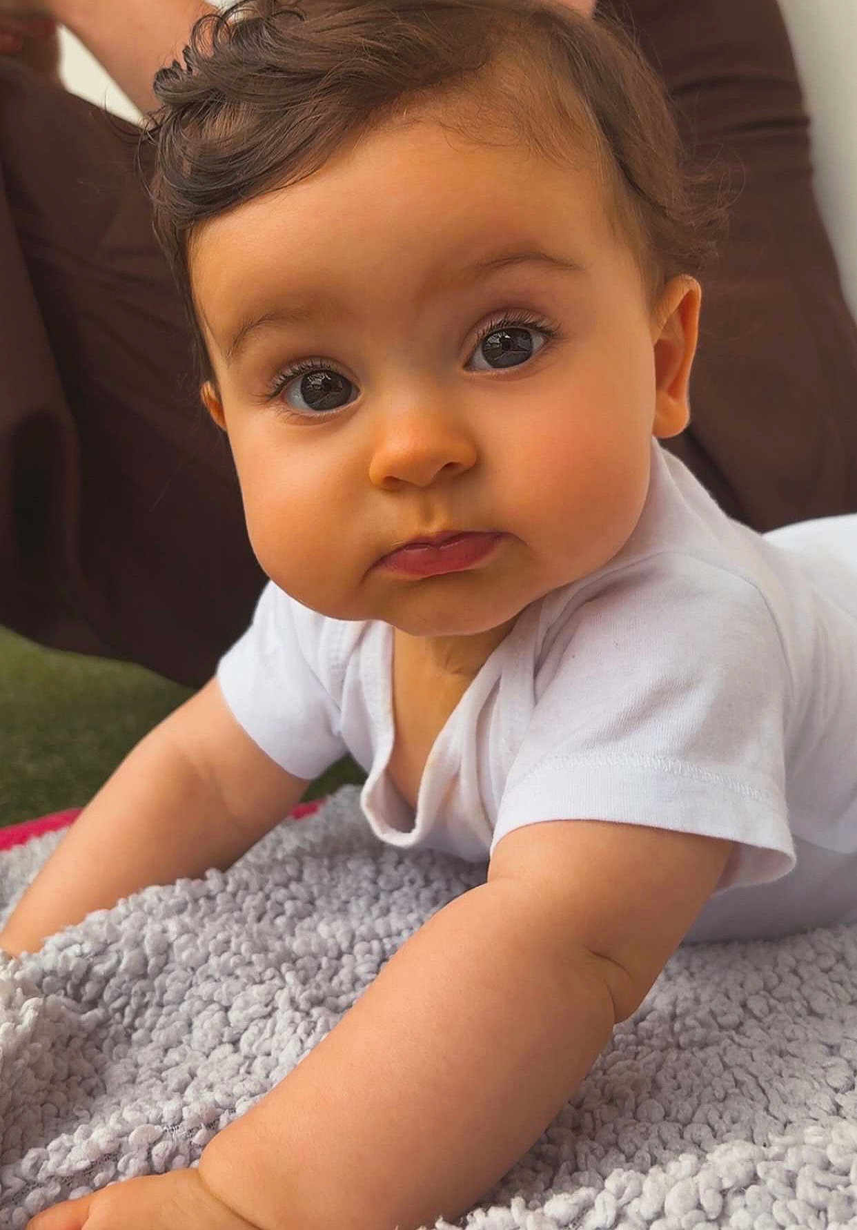Tyana a rejoint le concours — aidez-le/la à gagner de superbes lots ! baby, child, crawling, white_shirt, curious, closeup, face, eyes, chubby_cheeks, soft_blanket, indoors, portrait, infant, skin, hands, cute, expression, young_child, toddler, person