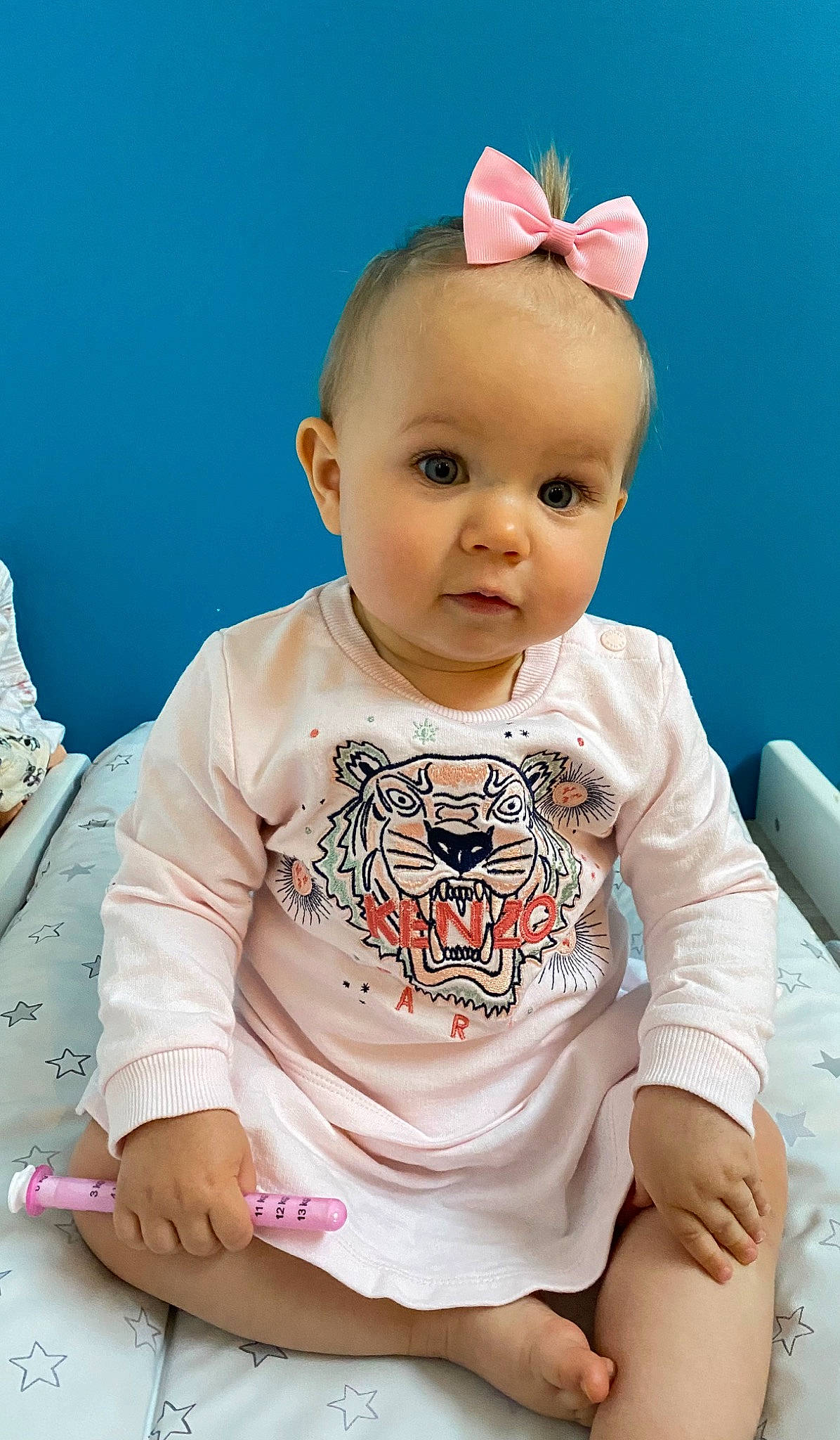 Lya participe au concours pour gagner de l'argent avec cette photo : baby, baby_toddler_clothing, cheek, child, facial_expression, hairstyle, happy, hat, neck, pattern, person, pink, shorts, sitting, skin, sleeve, smile, standing, t_shirt, toddler