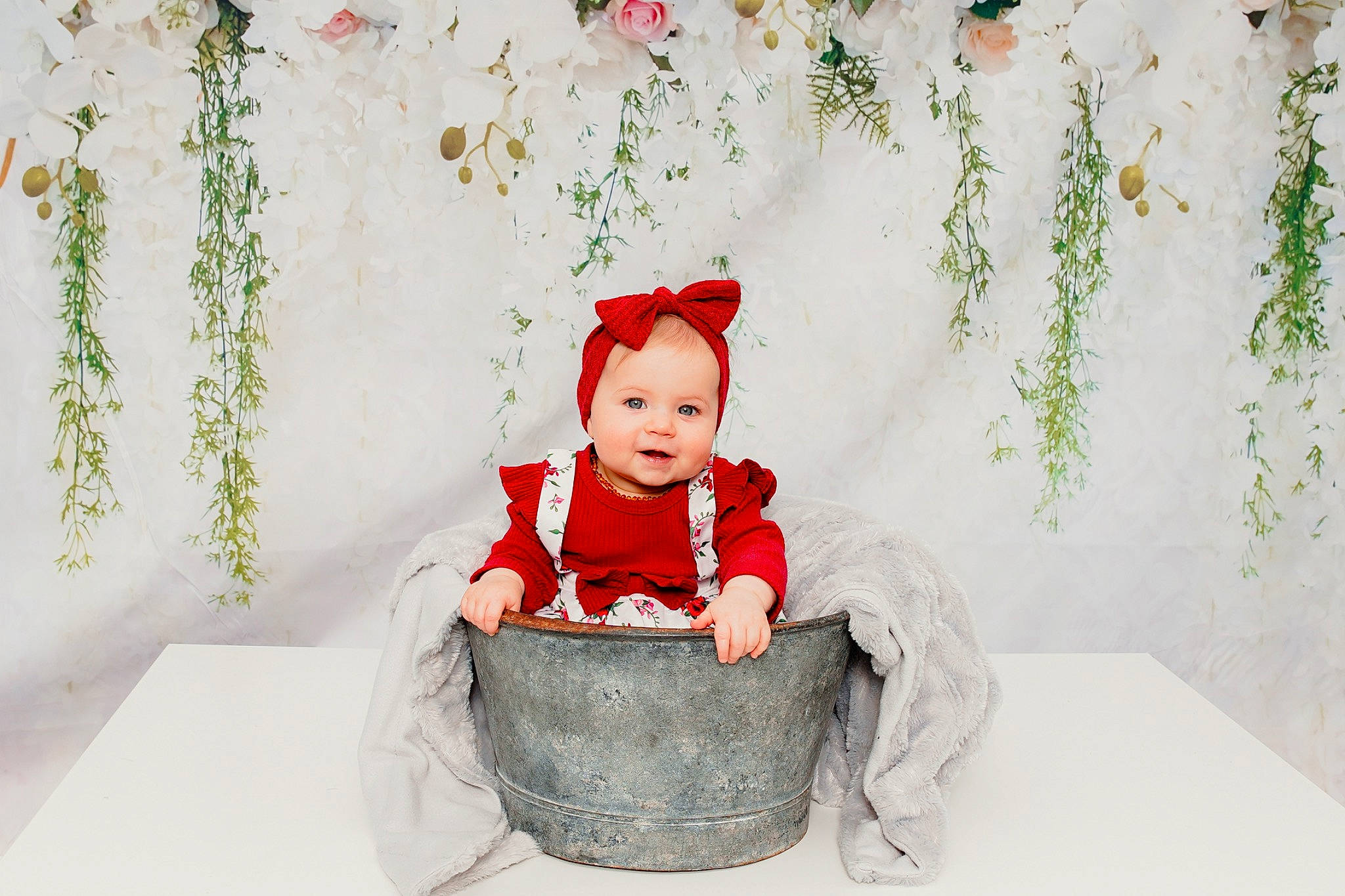 Lya participe au concours pour gagner de l'argent avec cette photo : baby, baby_toddler_clothing, chair, child, christmas, comfort, costume_hat, curtain, event, fun, fur, happy, headwear, holiday, jeans, person, plant, room, sitting, sleeve