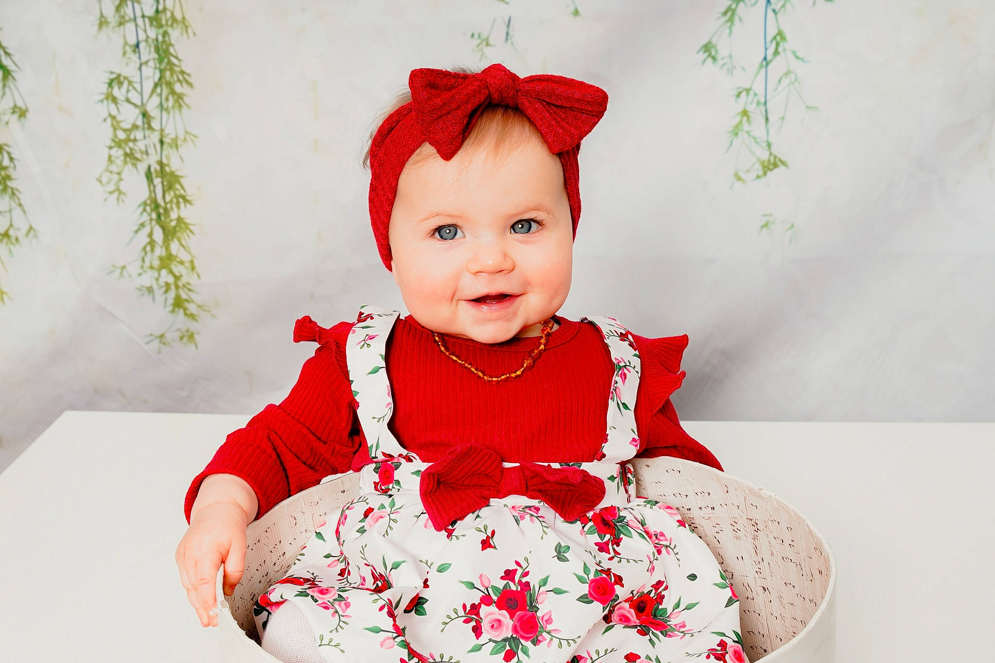 Lya a rejoint le concours — aidez-le/la à gagner de superbes lots ! baby, baby_toddler_clothing, cap, child, costume_hat, event, eye, facial_expression, fashion_accessory, fun, hair_accessory, happy, hat, joy, magenta, neck, outerwear, pattern, person, sleeve