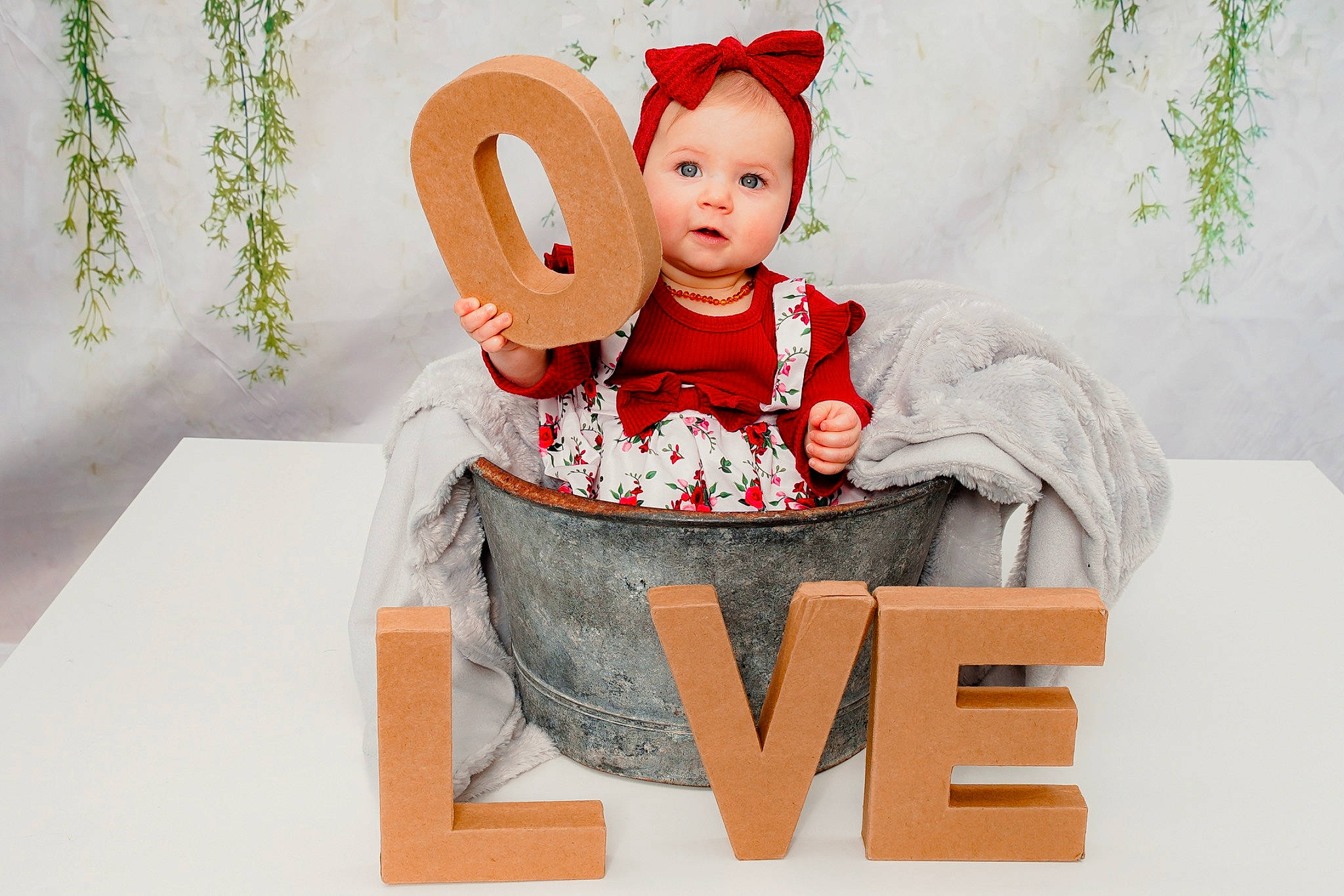 Lya a rejoint le concours — aidez-le/la à gagner de superbes lots ! art, baby, baby_products, baby_toddler_clothing, carmine, chair, child, comfort, costume_hat, event, font, happy, holiday, person, photo_caption, portrait_photography, room, sharing, sitting, sleeve