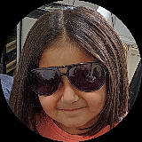 Melyna a rejoint le concours — aidez-le/la à gagner de superbes lots ! bangs, black_hair, brown_hair, circle, electric_blue, eye_glass_accessory, eyebrow, eyelash, eyewear, fashion_accessory, goggles, happy, joy, lace_wig, layered_hair, liver, person, smile, street_fashion, sunglasses