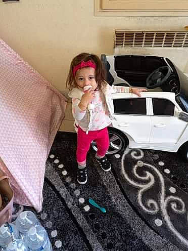 Alma participe au concours pour gagner de l'argent avec cette photo : car, child, costume, day, family_car, girl, luxury_vehicle, person, pink, product, toddler