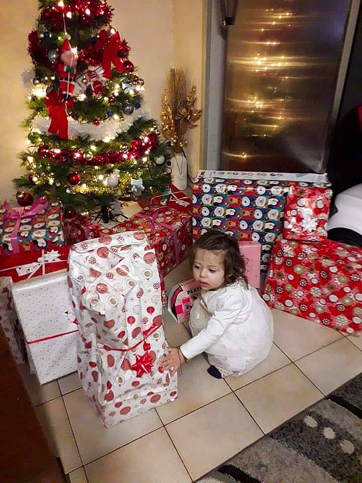 Alma participe au concours pour gagner de l'argent avec cette photo : christmas, christmas_decoration, christmas_ornament, christmas_tree, decor, event, holiday, person