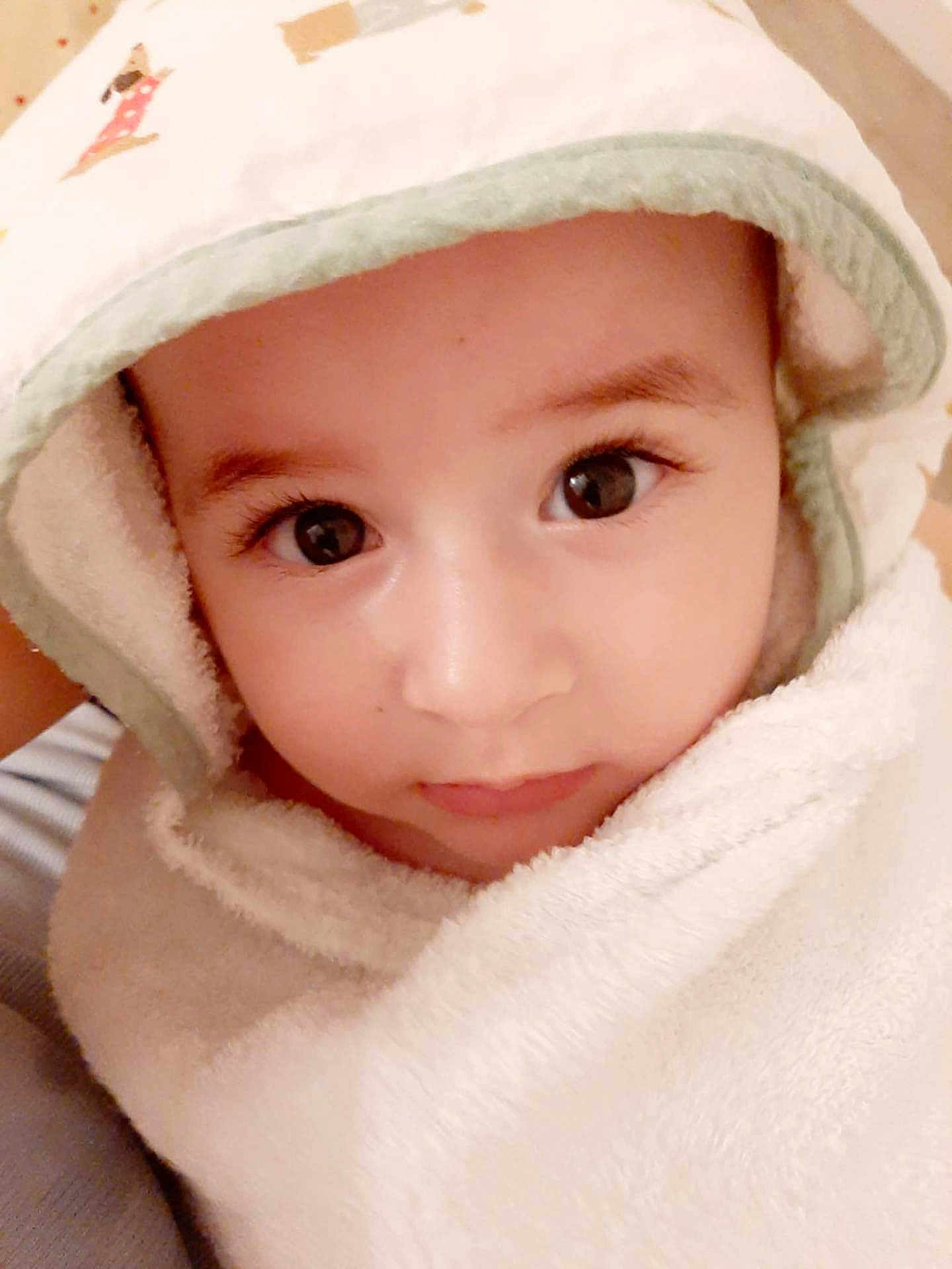Amir participe au concours pour gagner de l'argent avec cette photo : child, baby, face, eyes, towel, hood, soft, closeup, portrait, cute, skin, expression, indoor, young, person, babywear, blanket, comfort, warm, innocent