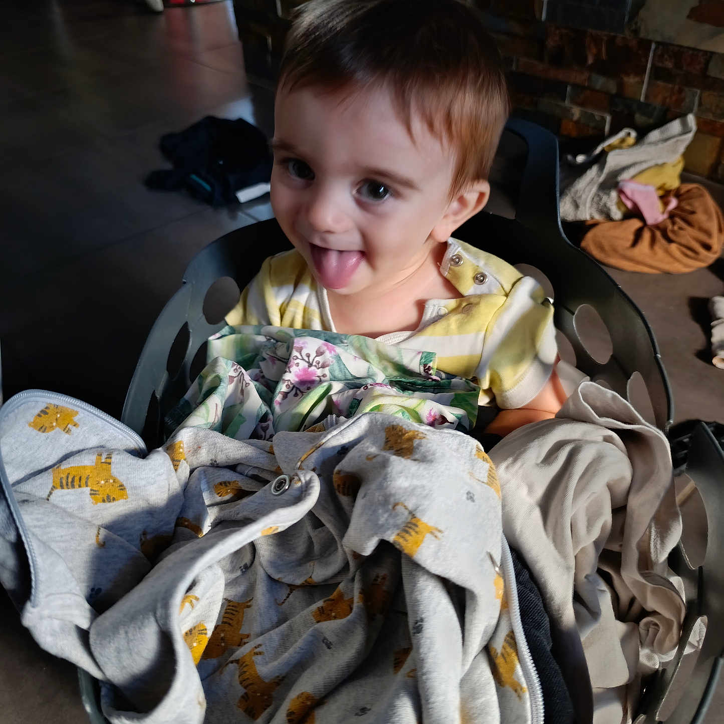 Eden a rejoint le concours — aidez-le/la à gagner de superbes lots ! baby, brick_wall, casual, child, clothing, cute, fabric, face, floor, happy, household, indoor, laundry_basket, person, playful, smiling, soft_light, textile, toddler, tongue_out