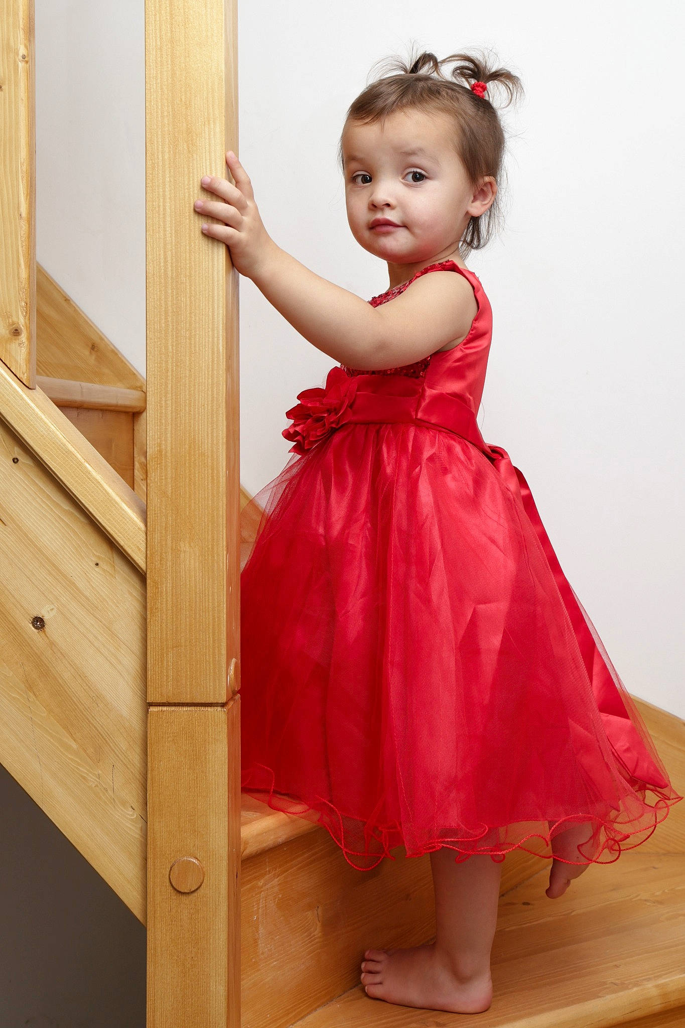 Zèlie a rejoint le concours — aidez-le/la à gagner de superbes lots ! beauty, child, cocktail_dress, costume, dance_dress, dress, girl, gown, person, pink, red, shoulder, skin, standing, textile, toddler