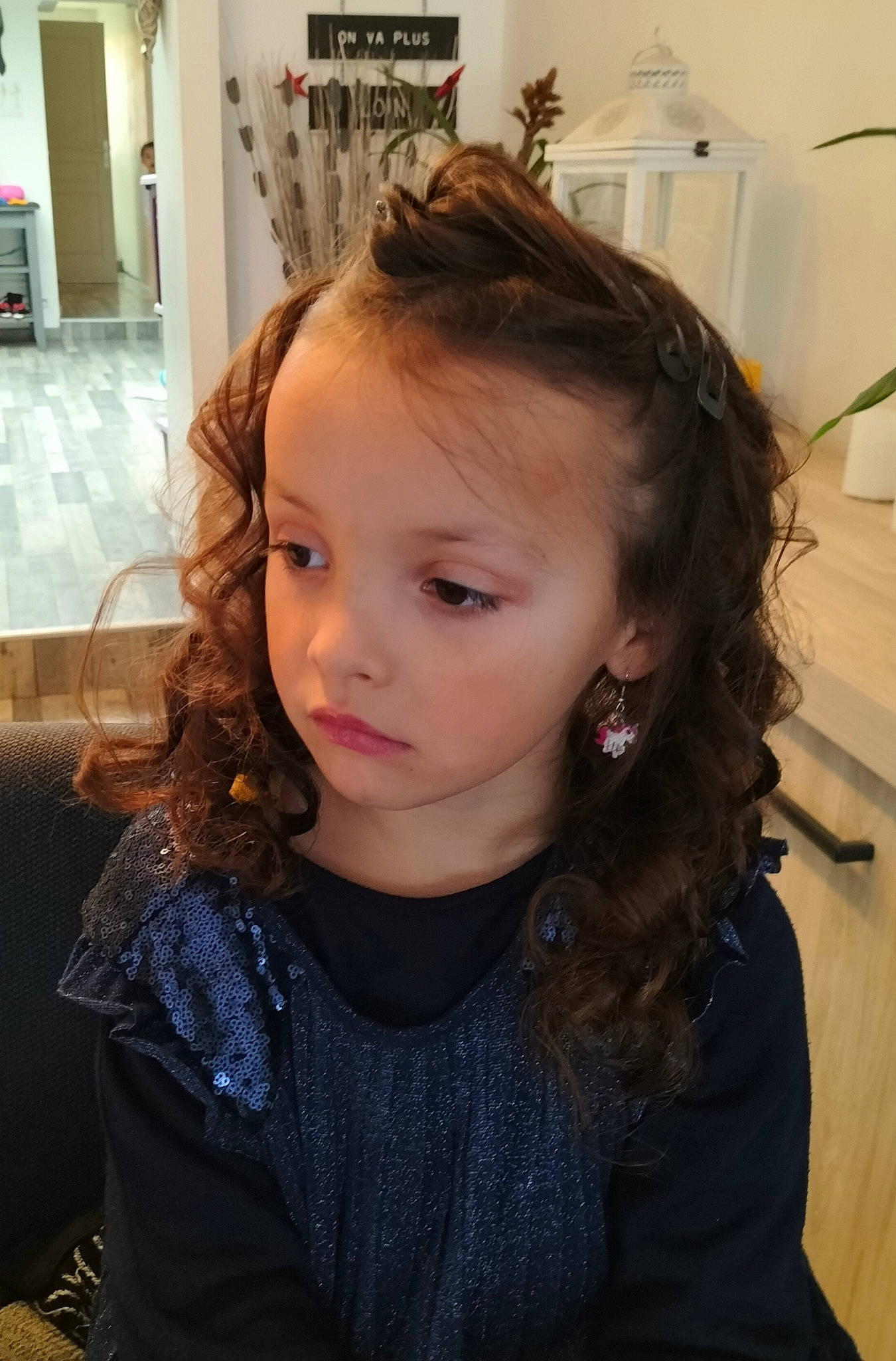 Zelie participe au concours pour gagner de l'argent avec cette photo : black_hair, blond, brown_hair, cheek, child, ear, eyebrow, eyelash, fashion_accessory, forehead, fun, hair_care, jaw, lip, long_hair, makeover, nose, person, skin, sleeve