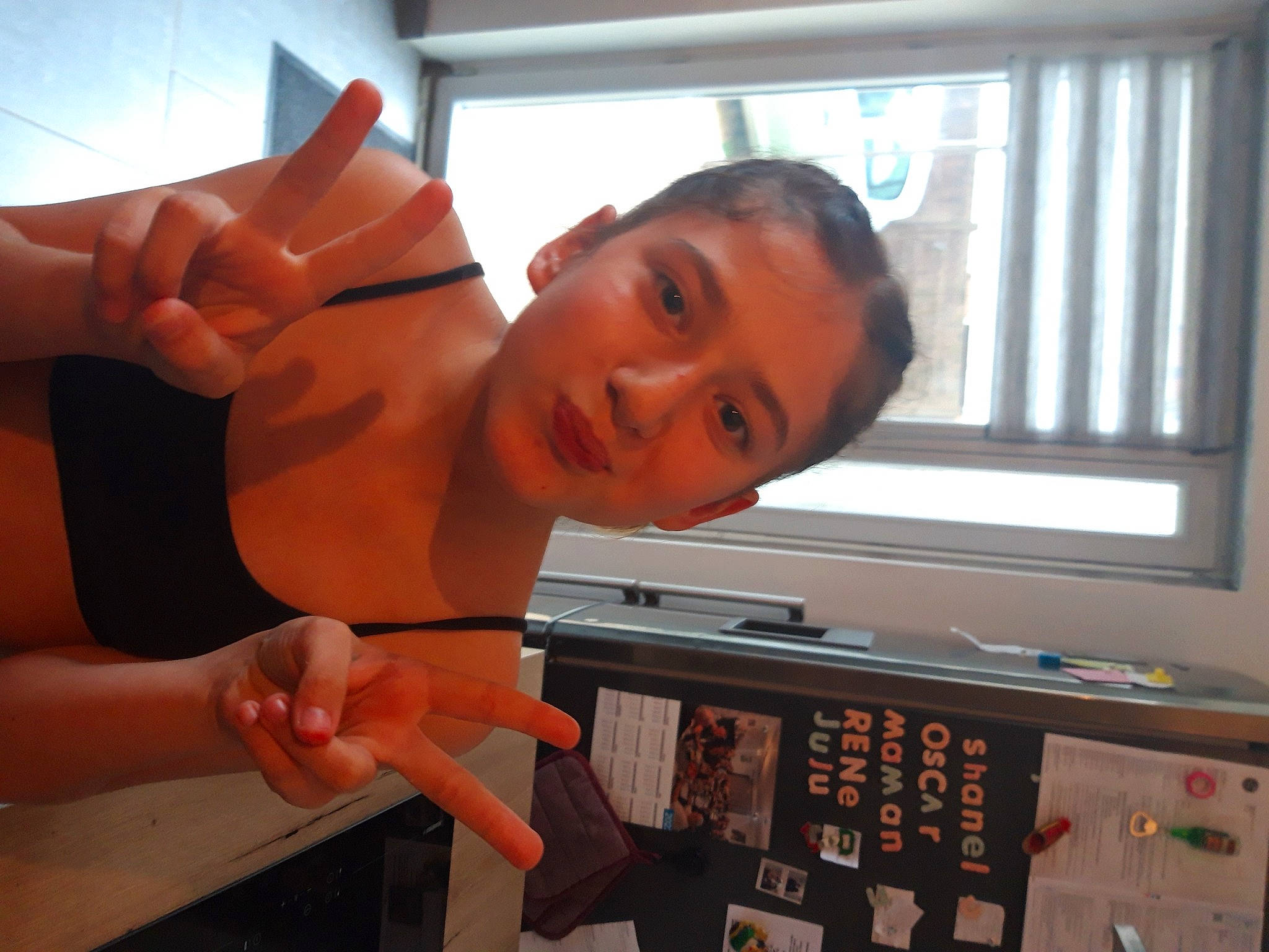 Shanel a rejoint le concours — aidez-le/la à gagner de superbes lots ! abdomen, arcade_game, chest, child, elbow, fun, gesture, hand, human_leg, indoor_games_and_sports, machine, nail, person, room, thigh, thumb, vacation, window, wrist