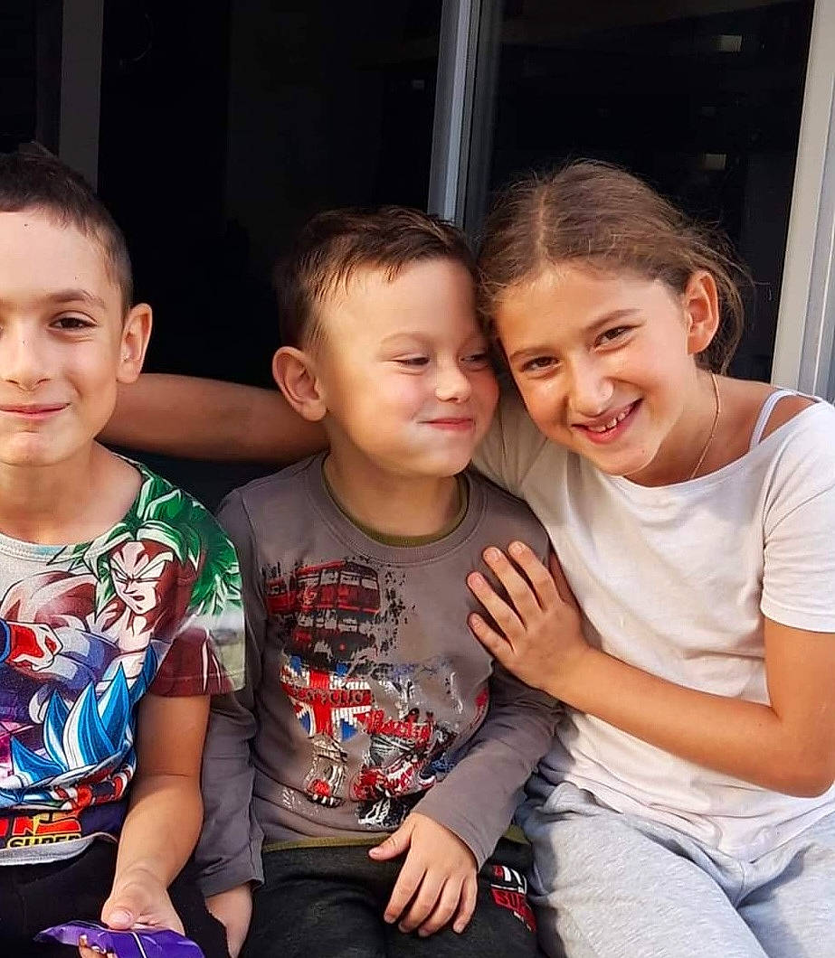 Shanel participe au concours pour gagner de l'argent avec cette photo : child, chin, cool, event, face, fun, gesture, grass, happy, human_body, interaction, iris, joy, leisure, person, recreation, shoulder, sitting, skin, smile