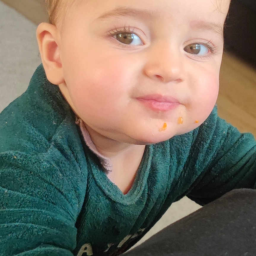 Alice a rejoint le concours — aidez-le/la à gagner de superbes lots ! baby, bodypart, clothing, crawling, face, finger, hand, happy, hardwood, head, knitwear, mouth, pants, person, photography, portrait, sitting, smile, sweater, wood